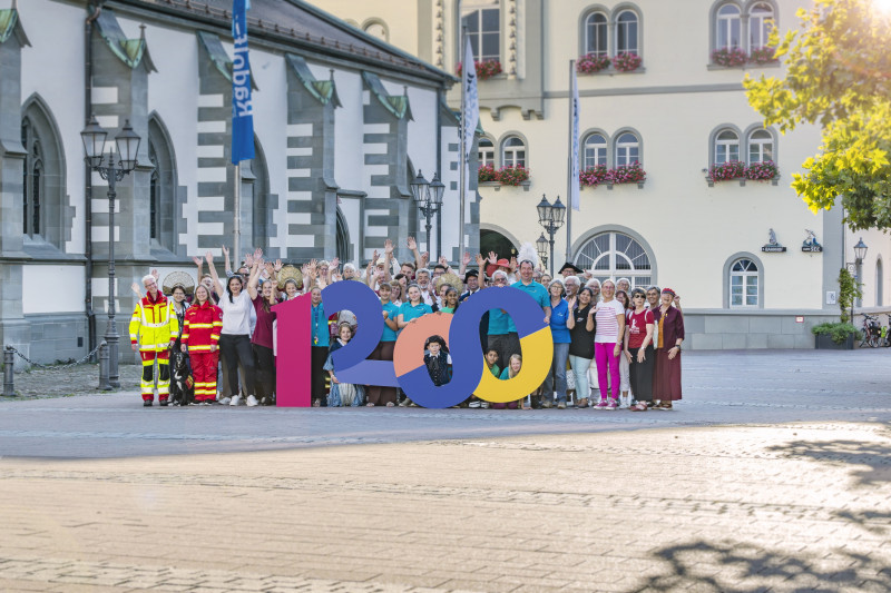 Gruppe feiert 1200 Jahre Radolfzell vor historischer Kulisse. Menschen, Jubiläum, Stadtbild. #Radolfzell #Jubiläum #1200Jahre
