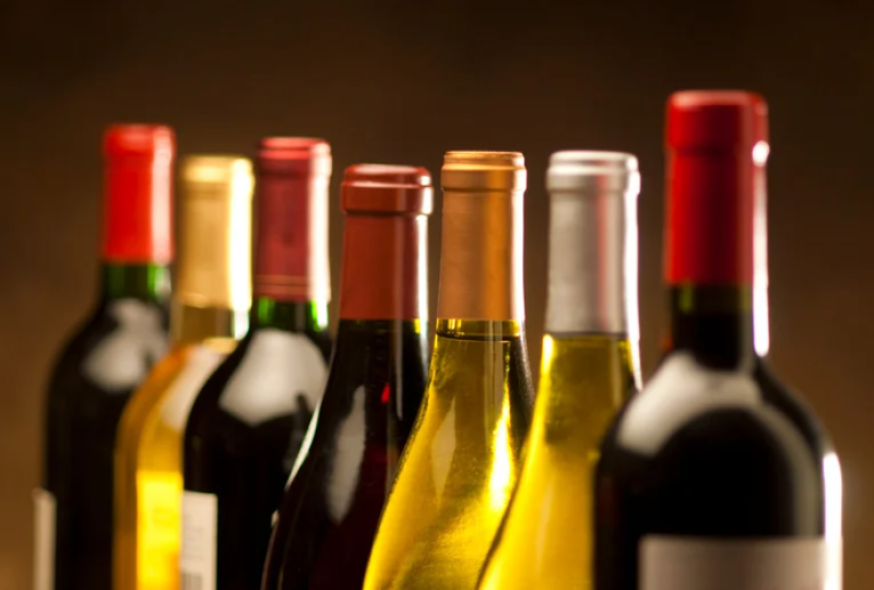 Verschiedene Weinflaschen: Rotwein, Weißwein. Weinprobe, Weinhandlung.