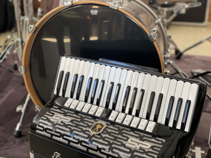 Akkordeon und Schlagzeug: Musikinstrumente in einem Musikstudio. Vintage Akkordeon und Schlagzeug. Musikinstrumente.