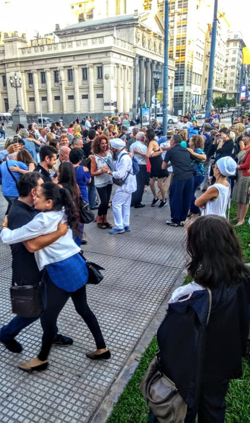 Menschen tanzen Tango auf der Straße in Buenos Aires, Argentinien. Kulturelle Veranstaltung, Feier, Tradition.