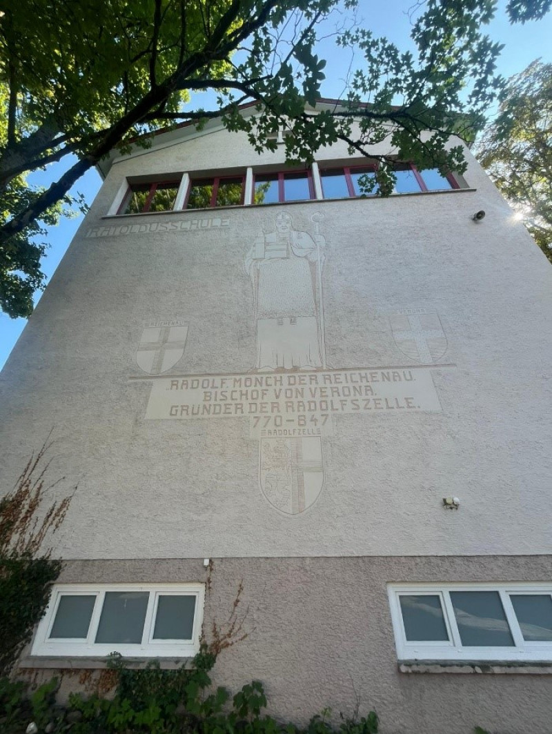 Radolfzeller Schule Fassade mit Rudolf von Verona Wandbild. Architektur, Bildungseinrichtung, historisch.