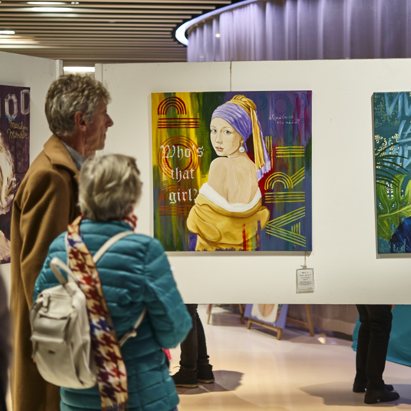 Gemäldeausstellung: Besucher betrachten Kunstwerk "Mädchen mit dem Perlenohrgehänge"-Interpretation.