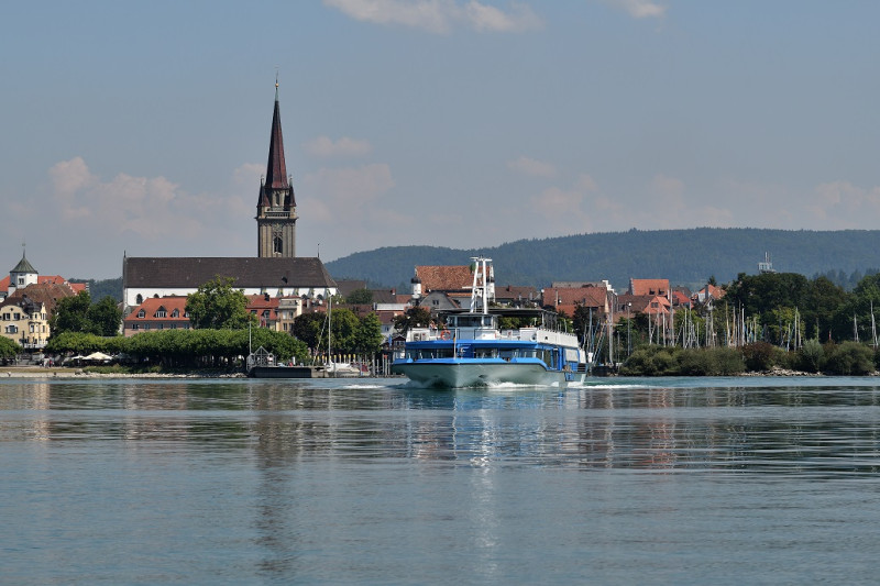Bodensee-Dampferfahrt in Radolfzell mit Kirche und blauen Himmel. Schifffahrt am Bodensee.