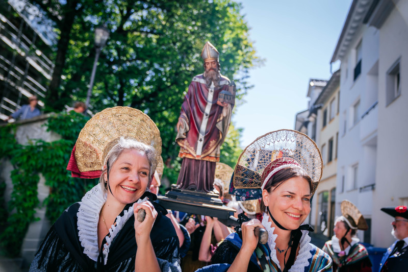 Trachtenumzug in Zell am Harmersbach: Frauen tragen Heiligenstatue bei traditionellem Fest. Kultur und Brauchtum im Schwarzwald.